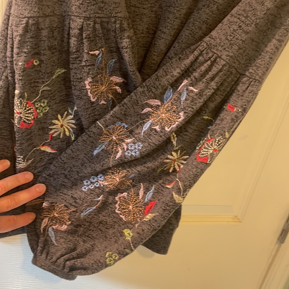 Time and Tru L slate grey gorgeous embroidered long sleeved puff out 12/14 top